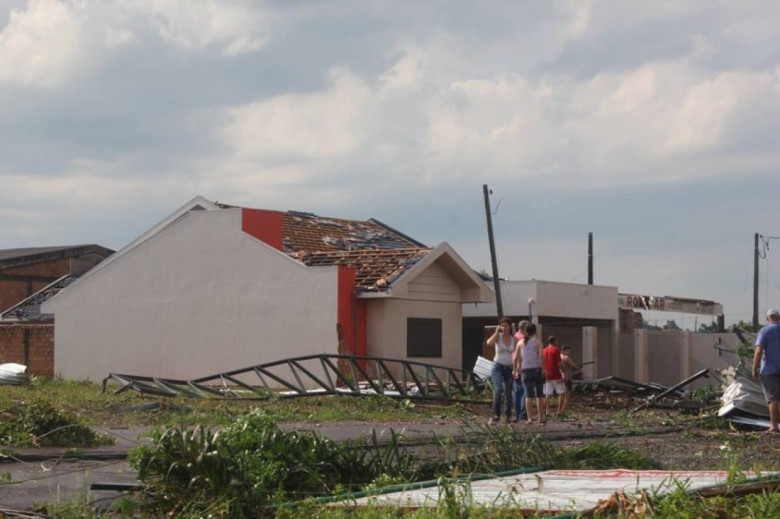 Outra moradia danificada pelo tornado localizada no Loteamento Maioli na região do Anel Viário. 
Autor da imagem: Não identificado. 