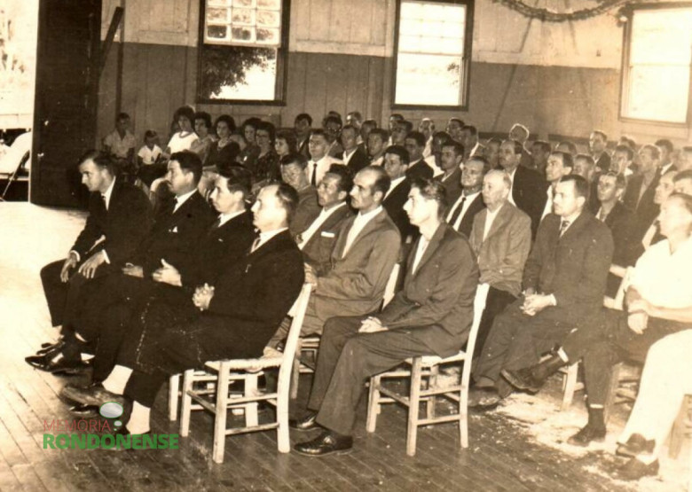 Público prestigiando a posse.  Da esquerda para a direita, na primeira fila, os vereadores eleitos Harry Pydd, Reinoldo Wengrat, Teobaldo Loffi e Helmuth Priesnitz; na segunda fila: o cartorário Willy Carlos Trentini,  segunda pessoa não identificada, vereador Aldo Allievi e o vereador Erno Greff. 
Imagem: Acervo idem 
