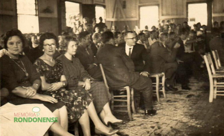 Rondonenses prestigiando a posse de Arlindo Alberto Lamb, no Salão Wayhs. Na primeira fila, a segunda pessoa é a sra. Norma Pöttker Lamb, esposa do prefeito eleito e a pessoa mais adiante (de óculos), o sr. Norberto Rieger. 
Imagem: Acervo idem 
