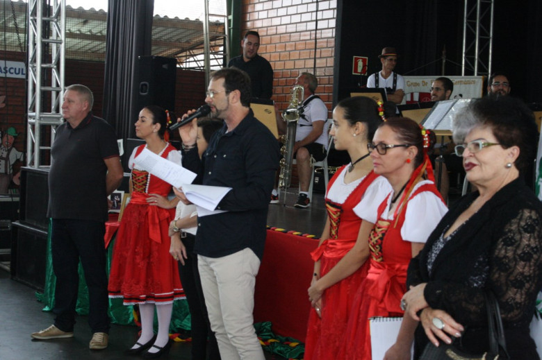Sequência da abertura oficial da III Mostra . 
Da esquerda a direita: vice-prefeito Ilário (Ila) Hofstaetter; locutor César Reck; 
Imagem: Acervo Imprensa PM-MCR - Crédito: Luiz Fernando Cerny