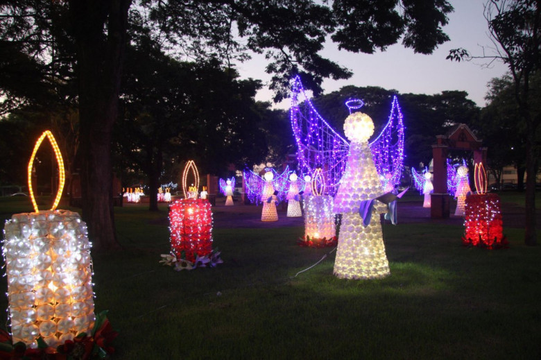 Outra vista fotográfica da ornamentação de Natal na Praça Dealmo Selmiro Poersch
Crédito: Ademir Hermann
