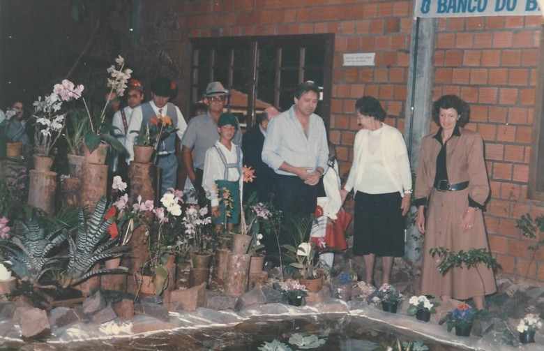 Outro instante da visitação pública a Exposição. 
Da direita à esquerda:  casal Elizabete  Wanderer, Reinilda Fuck, deputado estadual Werner Wanderer,  Verno Scherer (chapéu cinza),  Dieter Leonard Seyboth e Wiland Schurt. 
Imagem: Acervo Memória Rondonense. 