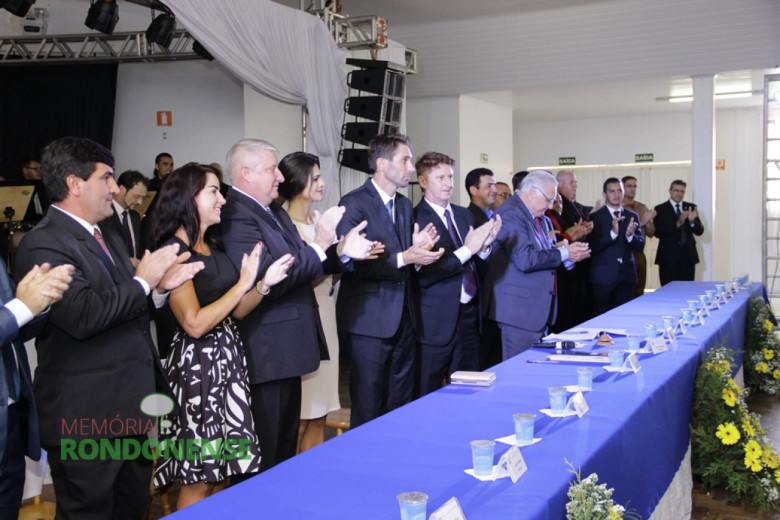 Aplausos após a declaração de empossados do prefeito Márcio Andrei Rauber e vice-prefeito Ilário Hofstetter  - Imagem: Acervo Memória Rondonense - Crédito: Tioni de Oliveira