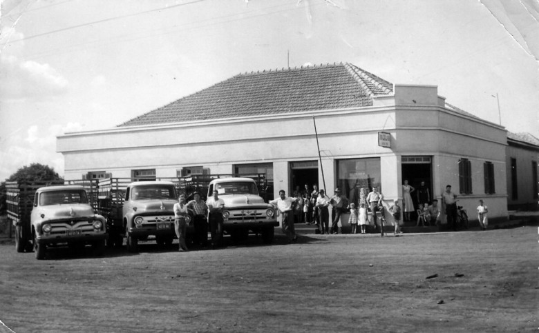 Frota de caminhões de Alfredo Nied usados para coleta de porcos no interior. 
Alfredo Nied está ao centro recostado no caminhão. 
Imagem: Acervo Sueli Nied Scherer