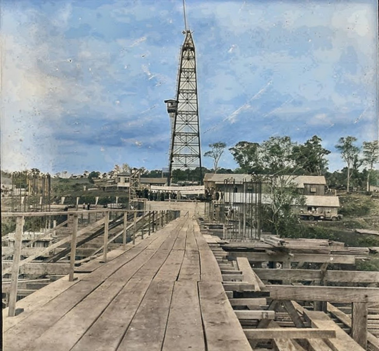 Vista da torre de sustentação de cabos de transporte de argamassa e outro material necessário, do lado paraguaio. 
Imagem: Acervo Wagner Dias  - Foz do Iguaçu / Facebook.
Foto artificialmente colorida. 