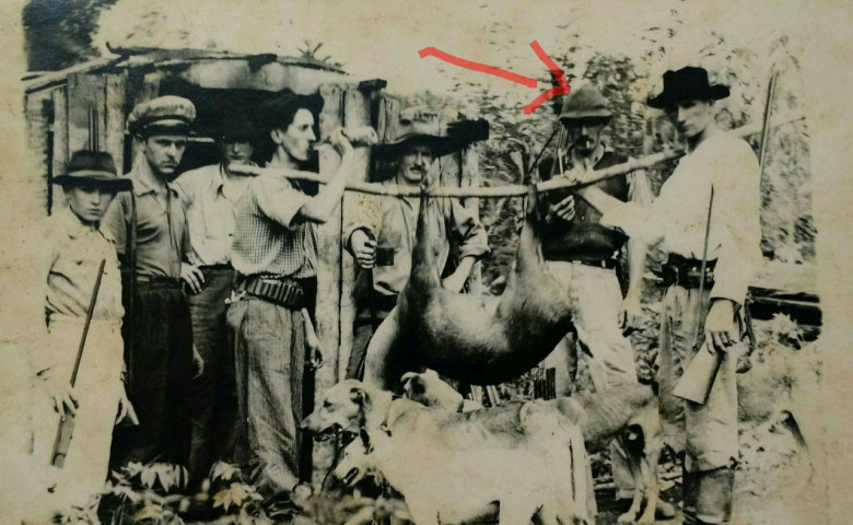 A imagem não mostra especificamente a caça de uma anta, mas os pioneiros rondonenses comemoram o abate de um veado. No detalhe, o pioneiro Arnildo João Griebeler que chegou na então Vila de General Rondon bem no seu começo. 
Imagem: Acervo Nenito Costa - Camboríú