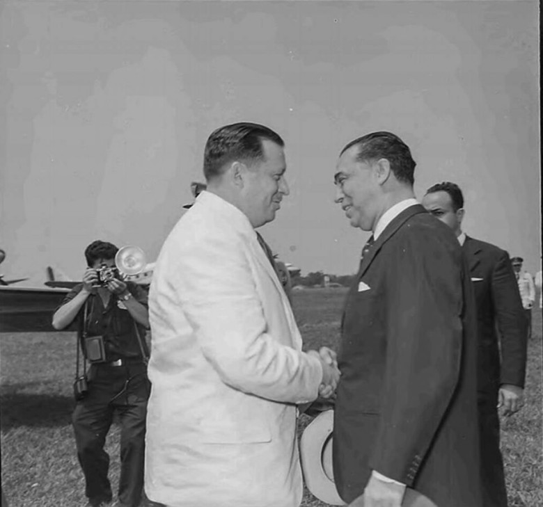Alfredo Stroessner, do Paraguai, cumprimentando o colega brasileiro Juscelino Kubitscheck na chegada no aeroporto de Foz do Iguaçu. 
Imagem: Acervo Wagner Dias - Foz do Iguaçu./ Facebbok.
