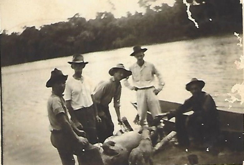 Caçada de anta no Rio São Francisco Verdadeiro, na década de 1950. 
Da esquerda a direita: 1º - não identificado; 2º - Albino Dietrich (de Ijuí, RS, a passeio), 3º - o pioneiro da Linha Guarani, Arroio Fundo, senhor Leopoldo Dietrich, 4º e 5º - não identificados. 
Identificação: Milita Dietrich Luckmann
Imagem: Acervo Militar Dietrich Luckmann