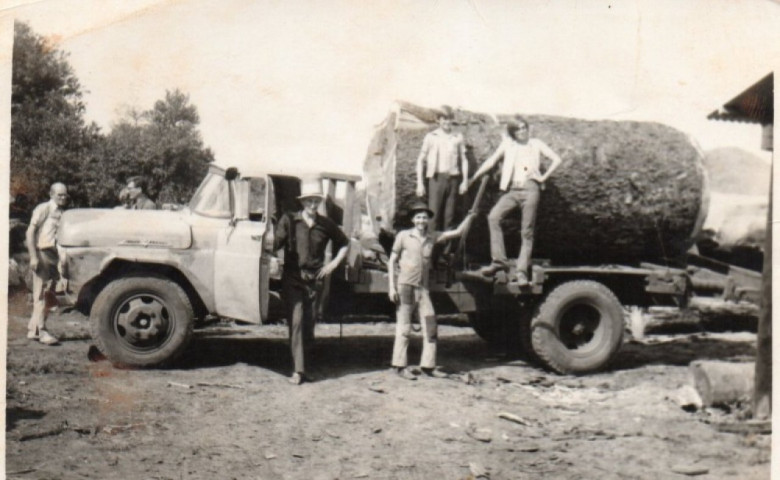 || Caminhão de transporte da Grimal- Madeireira Griwa. Da esquerda a direita: Hugo Anibal Haubert (a frente do caminhão), Estanislau ... (de roupa preta), Mansueto ..., Vilmar Walter e Paulo Renato Haubert. Imagem: Acervo Darcila Haubert - Brasília - Distrito Federal
