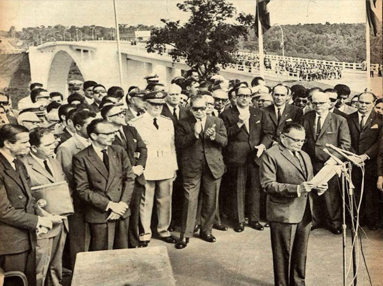 Presidente Humberto Castelo Branco discursando na inauguração da Ponte da Amizade, em 29 demarço de 1965. 
Imagem: Acervo Wagner Dias - Foz do Iguaçu / Facebook. 