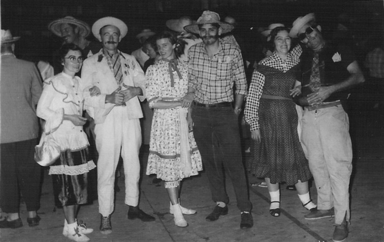 Da direita para a esquerda: Norma e Arlindo Alberto Lamb (ambos em memória); Elizabete e Werner Wanderer; e Paulina e Alfredo Nied (ambos em memória) . 
Imagem: Acervo Família Seyboth