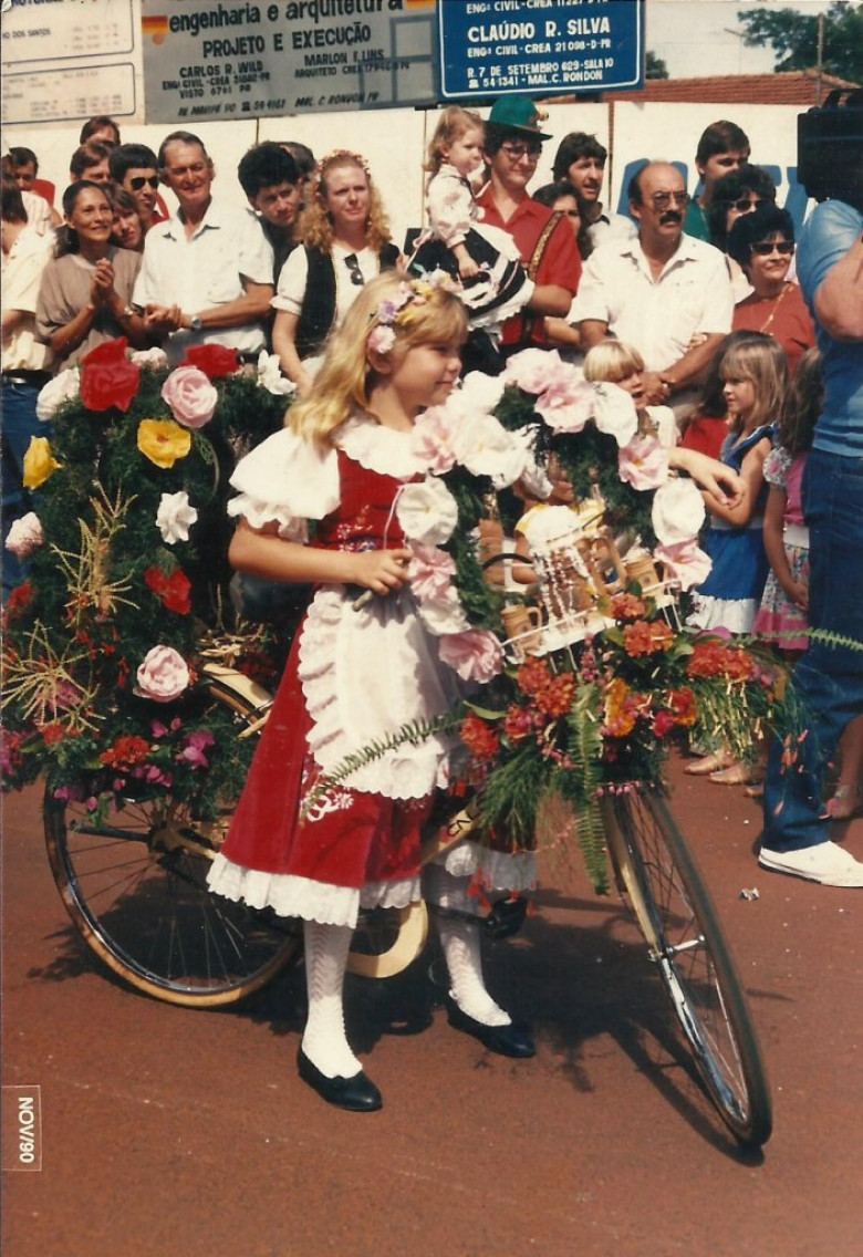 Outro momento de Andreia Weirich num desfile  na Rua Sete de Setembo. 
Ao fundo, ele de chapéu verde, o casal engenheiro Carlos Wild e filha. 
Imagem: Acervo idem