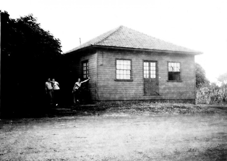 A casa comercial pioneira de Marechal Cândido Rondon, instalada na esquina da Avenida Rio Grande do Sul com a Rua Men de Sá, à direita no sentido oeste-leste, de propriedade do casal Alfredo e Paulina (Kalkmann) Nied. 
Imagem: Acervo da Família Seyboth 