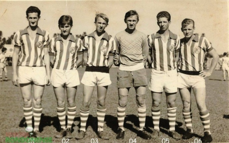 Atletas do extinto Oeste Paraná Futebol, fundado em 07 de maio de 1954 – fotografia da década de 1960. Da esquerda para a direita: 01- Valdemar Lange (Prego); 02 - Plinio Frank; 03 - Astor Strey (Tuki); 04 - Ilo Darci Weirich; 05 - Otavio ( sobrenome não identificado) e 06 – não identificado Imagem: Acervo Harto Viteck