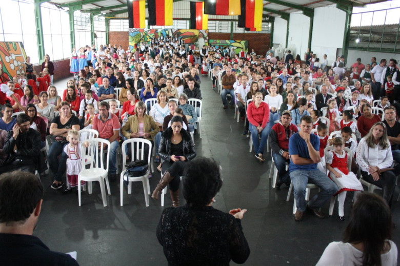 Vista do público presente a abertura da Mostra, a partir do palco de apresentação dos grupos de danças. 
Foto feita durante a saudação da professora Beatriz Helena. 
Imagem: Acervo Imprensa PM-MCR - Crédito: Luiz Fernando Cerny 