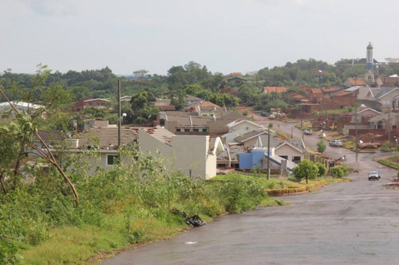 Outra vista de residências atingidas do Loteamento Maiolli e do Parque Industrial III. 
Autor da imagem: Não identificado. 