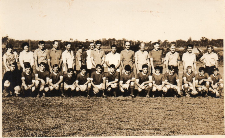 Equipe do XV de Novembro do distrito de Porto Mendes, com a estréia de novo fardamento provavelmente no ano de 1970. 
Em pé os padrinhos das camisas, da esquerda para a direita:
Florinda Parizotto, Irene Tortato, Valdemar José Greselle, Pedro Allievi, Ébio Coelho, não identificado, Starke, Laurindo Parizotto, Sargento Bueno, Vitorino Allievi, Hugo Anibal Haubert, Ivo Senger, Becker, Sargento Ubirajara e Ceno Rockenbach.
Agachados os jogadores, da esquerda para a direita:
Ivo Gazola, Erno Luiz Rockenbach, Geraldo Boeff, Henrique Matzenbacher, Mario Parizotto, Sergio Benitez, Pedro Canisio Bartzen, Sargento Caporal, Paulinho Lopes, Anildo Cemin, Lilinho Rodrigues, Erno Boesing, Pelé Branco, Demétrio Fiorelli e Arlindo Parizotto.
Imagem: Acervo Darcila Haubert
Colaboração: Colaboração: Anildo Cemin e Darcila Haubert