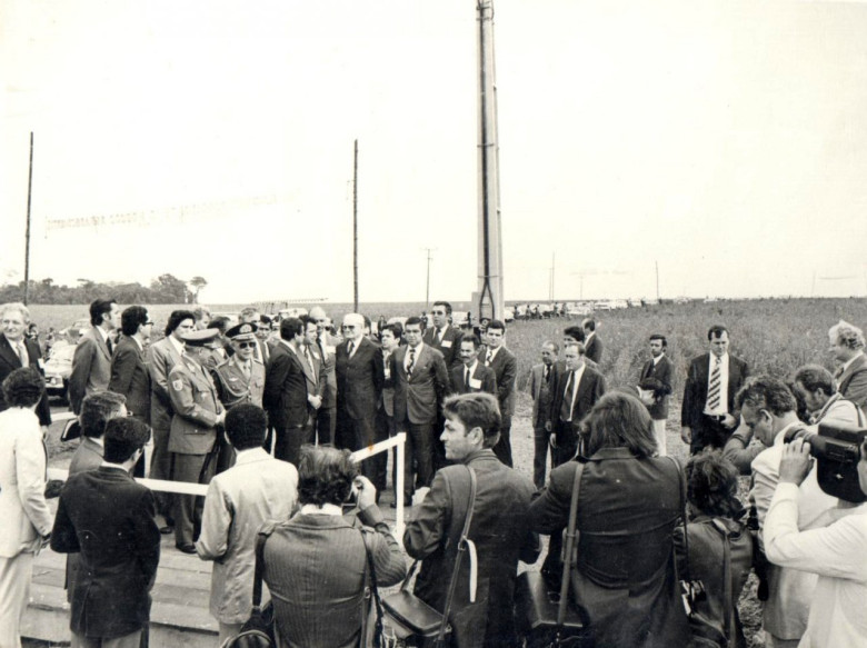 Mais um flagrante da colheita de soja 1976. 
Da esquerda a direita, primeira fila: 1º - militar não identificado; 2º - ministro Hugo de  Abreu; 3º ministro Alysson Paulinelli; 4º - médico-veterinário Leopoldo Piotrowski - diretor-presidente da Copagril;  5º - Presidente Ernesto Geisel; 6º - governador Jayme Canet Júnior; 7º - deputado federal Norton Macedo (entre o presidente e o governador) ; 7º - agricultor rondonense Arlindo Batista; e demais nãi identificado. 