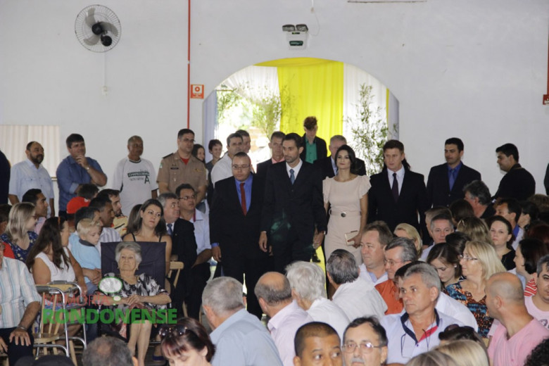 Prefeito eleito Márcio Andrei Andrei e esposa Josiane Laborde Rauber chegando ao Clube Aliança para solenidade de posse. 
De óculos, à esquerda, o vereador Clieton Freitag (Suquinho). 
Imagem: Acervo Memória Rondonense. 
Crédito: Tioni de Oliveira 