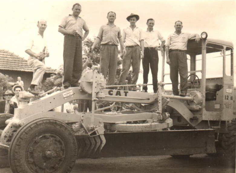 Outro instantâneo  da solenidade da entrega da primeira patrola. 
Da esquerda à direita:  Hartwig Schade, Edvino von Borstel, vereador Helmuth Priesnitz, vereador Harry Pydd, prefeito municipal Arlindo Alberto Lamb e vice-prefeito Alfredo Wanderer. 
Imagem: Acervo família de Arlindo e Alberto Lamb