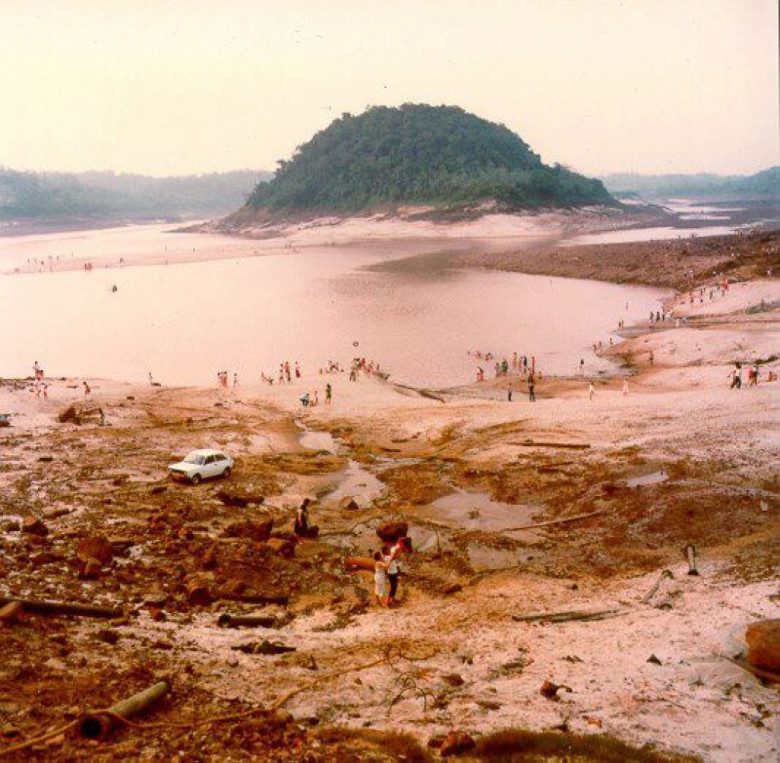 Vista do leito do Rio Paraná acima da Ponte da Amizade após o fechamento das comportas da Usina Itaipú para a formação do reservatório. 
Imagem: Acervo Edulfo Torres/Waldir Guglielmi Salvan/Facebook