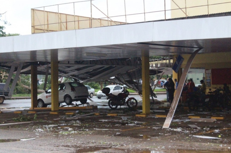 Estacionamento do Supermercado Allmayer defronte a rodoviária. 
Crédito da imagem: não identificado. 