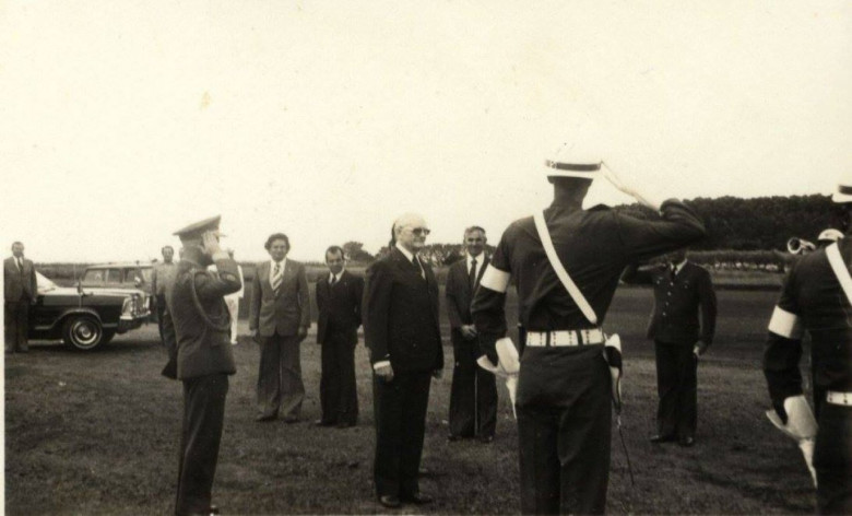 presidente Ernesto Geisel recebendo as honras militares no aeroporto de Marechal Cândido Rondon. 
