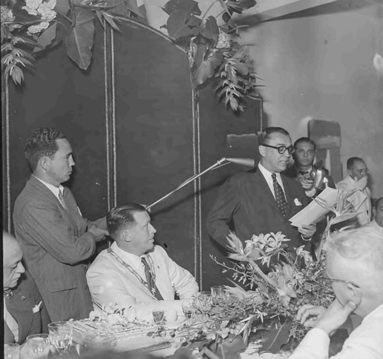 Presidente Juscelino Kubitschek saudando seu colega do Paraguai, Alfredo Stroessner. 
Imagem: Acervo Wagner Dias - Foz do Iguaçu / Facebook.