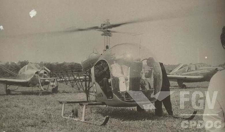 Presidente Juscelino Kubitscheck e Alfredo Stroessner tomando o helicóptero para ir até o local onde será construída a Ponte Amizade. 
Imagem: Acervo Wagner Dias - Foz do Iguaçu. 