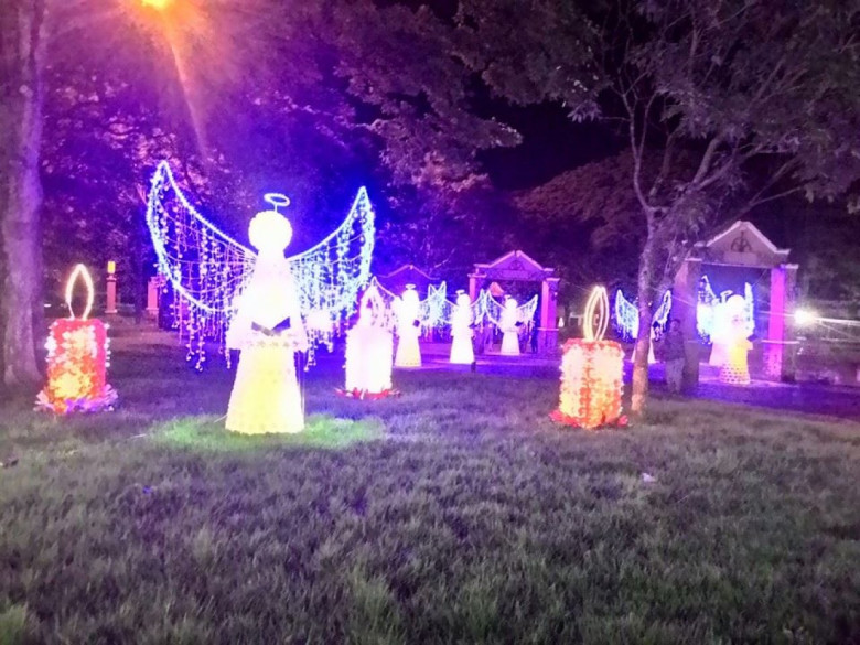 Conjunto de anjos instalados na Praça Dealmo Selmiro Poersch, em frente a Matriz Católica Sagrado Coração de Jesus. 
Imagem: Acervo Imprensa PM - MCR
Crédito: Ademir Hermann