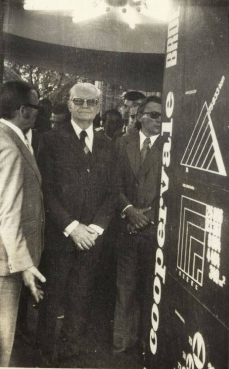 Presidente Ernesto Geisel entre o presidente da Cotriguaçu Roberto Wypich (e) e vice-presidente da cooperativa central, Romano Czerniej. 
Imagem: Acervo Fundo Fotográfico de Marechal Cândido Rondon. 