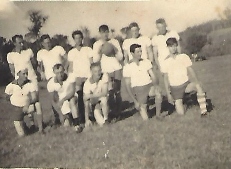 Esporte Clube Alvorada, da Linha Arara, na década de 1960. 
A equipe tinha seu campo de futebol no potreiro do senhor Otto Arndt. 
Da esquerda a direita, agachados: Ernhard Dietrich, Almiro Diehl, Armando Eich, Léo Luckmann. Demais não identificados. 
Identificação feita pela senhora Milita Dietrich Luckmann
Imagem: Acervo Milita Dietrich Luckmann