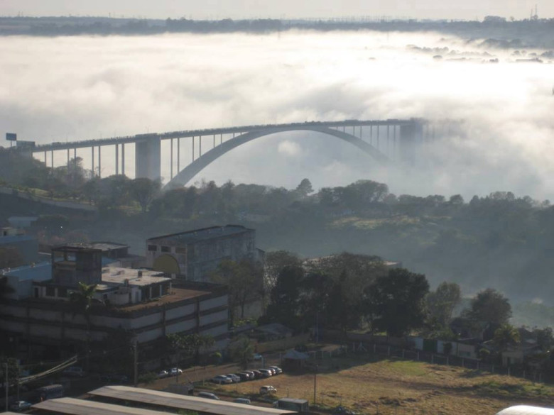 Vista da Ponte da Amizade em dia de neblina no leito do Rio Paraná. 
Imagem: Acervo Edulfo Torres / Waldir Guglielmi Salvan / Facebook.