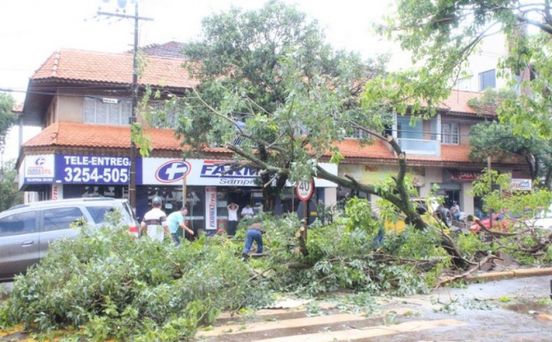 Avenida Rio Grande do sul esquina com a Rua Tiradentes. Ao fundo, o prédio da Casa Rieger. 
Crédito da imagem: não identificado. 
