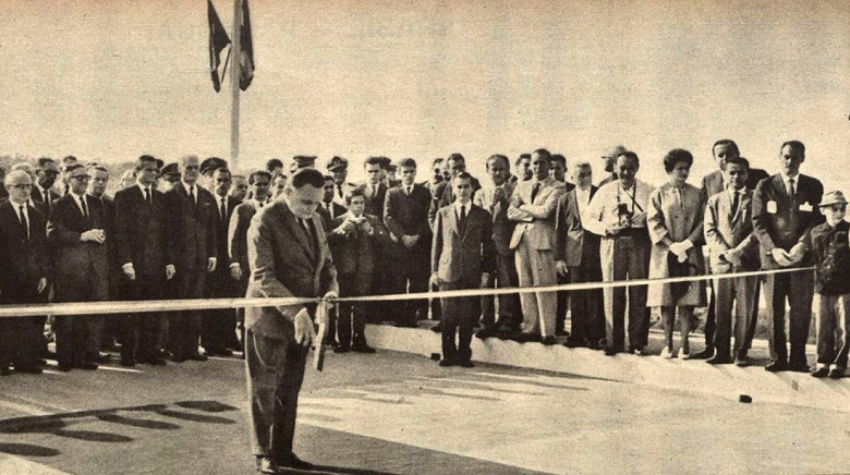 Presidente Humberto Castelo Branco desatando a fita  para ir ao encontro do presidente paraguaio Alfredo Stroessner.
Imagem: Acervo Wagner Dias - Foz do Iguaçu.