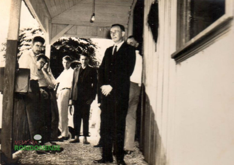 Arlindo Alberto Lamb no hall de entrada do Salão Wayhs. 
Imagem: Acervo idem 
