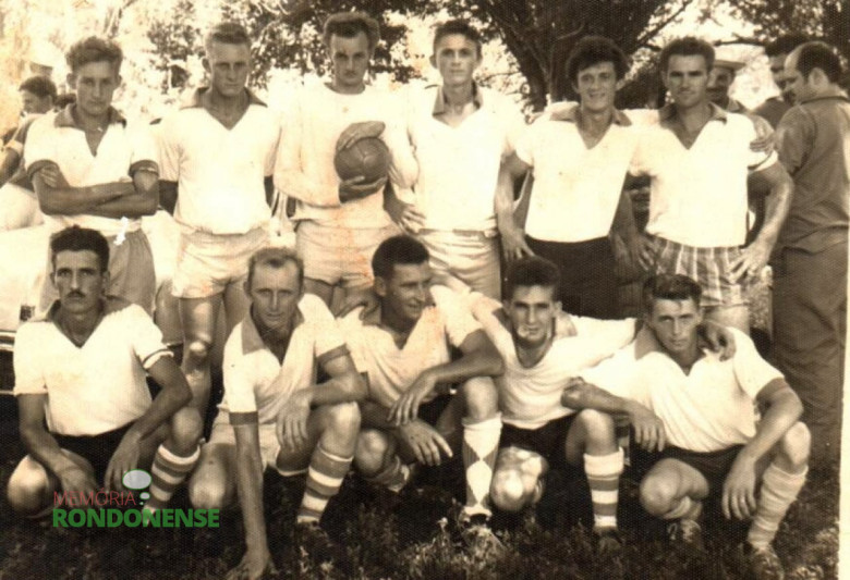 Equipe do Esporte Clube União, depois Sociedade Esportiva Cultural Iguiporã, na década de 1960. 
Em pé, da esquerda a direita:  Oscar Hoelscher, Claúdio Wolfart, Reinaldo Lagemann,  Pedro Rauber, Feliciano Rauber, Albino Schülke.
Agachados: Orlando Neitzke ,  Nelson Kopper, Rolf Hassemer, Mauro Schröder e Jordino Löwe. 
Imagem: Acervo Valdecir Schons