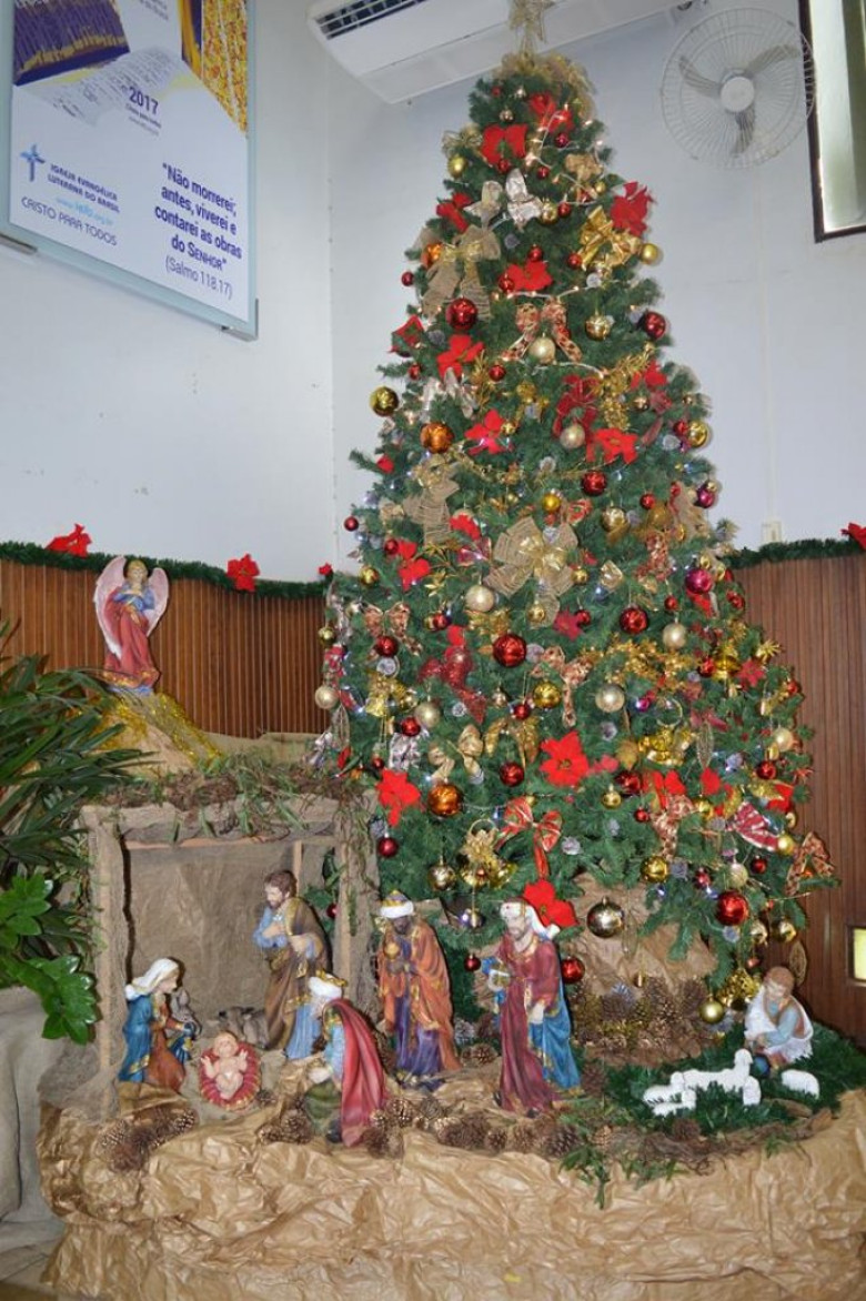 Pinheiro e presépio da Comunidade Evangélica Luterana Cristo, da cidade de Marechal Cândido Rondon. 
Imagem: Acervo Lori Speck