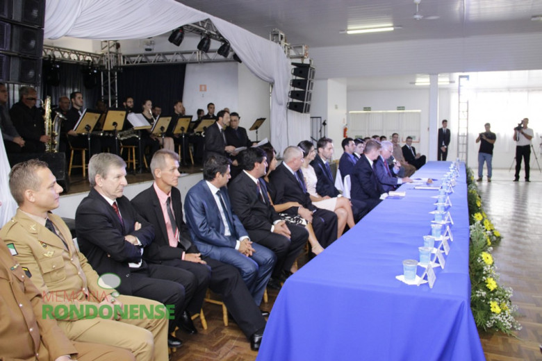 Composição da Mesa de Honra da Sessão Solene de Posse. 
Da esquerda a direita: vereador Wanderlei Sauer, deputado estadual Elio Rusch, vereador Adelar Neumann, vereador Cláudio Köhler, vereador Adriano Cottica, Márcia Veit, vice-prefeito eleito Ilário Hofstetter, Josiane Laborde Rauber, prefeito eleito Márcio Andrei Rauber,  vereador Nilson Hachmann, vereador Pedro Rauber (cabelo branco), vereador Adriano Backes e vereador Arion Nasighil. 
Imagem: Acervo Memória Rondonense - Crédito: Tioni de Oliveira