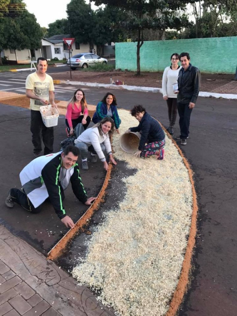 Membros da Comunidade Católica Menino Deus, do Jardim Líder, ornamentando seu setor na ornamentação da rua para a procissão.
Da esquerda a direita, em pé: 1ª - Márcio Lunelli; 2ª e 3ª - Solange e Waldemiro Lunelli. Agachados: 4ª e 5ª Kairon Sphor e esposa Adriana; 6ª - Ana Claúdia Schütz (agasolho rosa), 7ª - Jocélia Fernandes Winter; e 8ª Leninha Araújo Pinheiro (em cima do tapete. 
Imagem: Acervo Paróquia Maria  Mãe da Igreja 