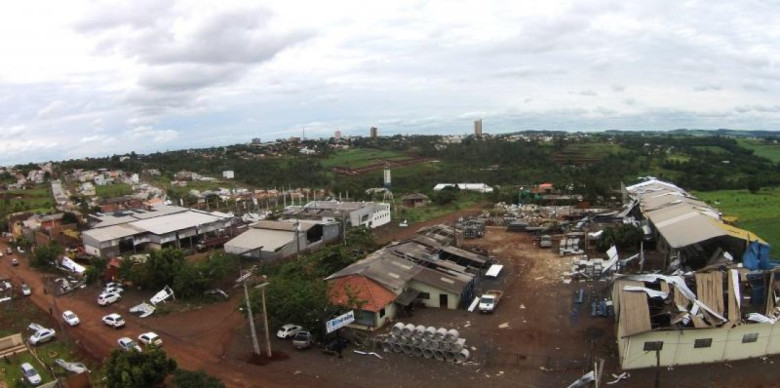 Vista da destruição no Parque Industrial III (Anel Viário) vendo-se ao fundo  a parte sul da cidade de Marechal Cândido Rondon. 
Autor da imagem: Não identificado. 