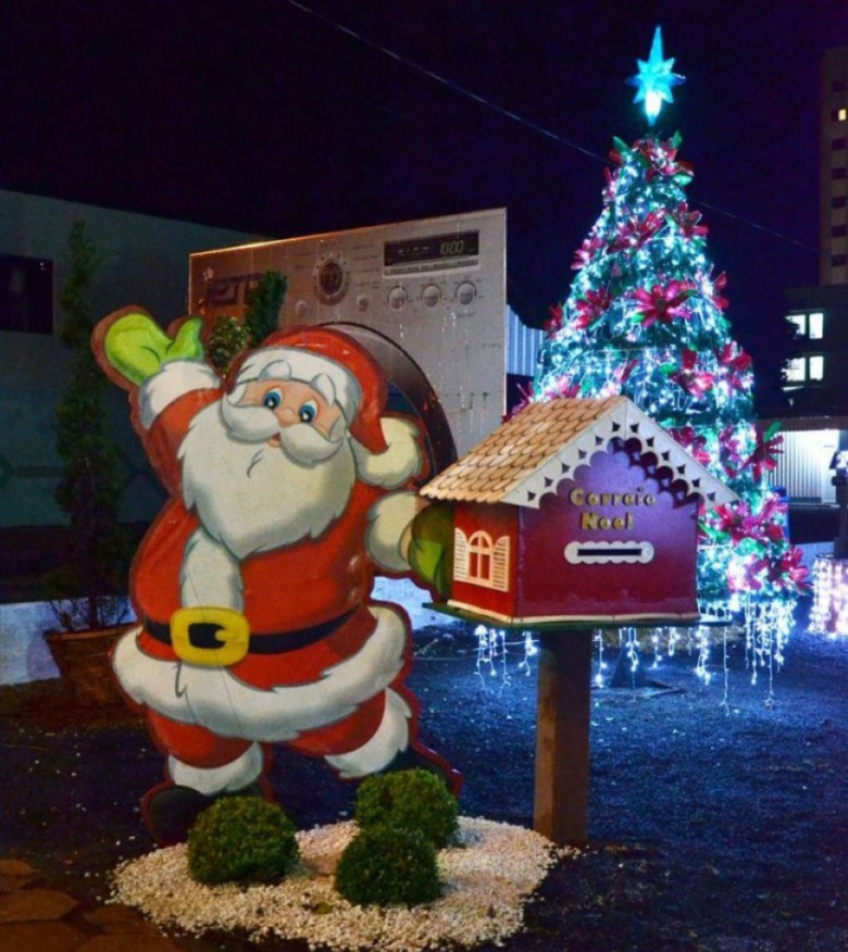 Portal de entrada da Casa do Papai Noel, que esteve instalada à Rua São Paulo, entre as ruas Sete de Setembro e Tiradentes, do lado direito sentido oeste-leste. 
Imagem: Acervo Imprensa PM-MCR
Crédito: Ademir Herrmann 