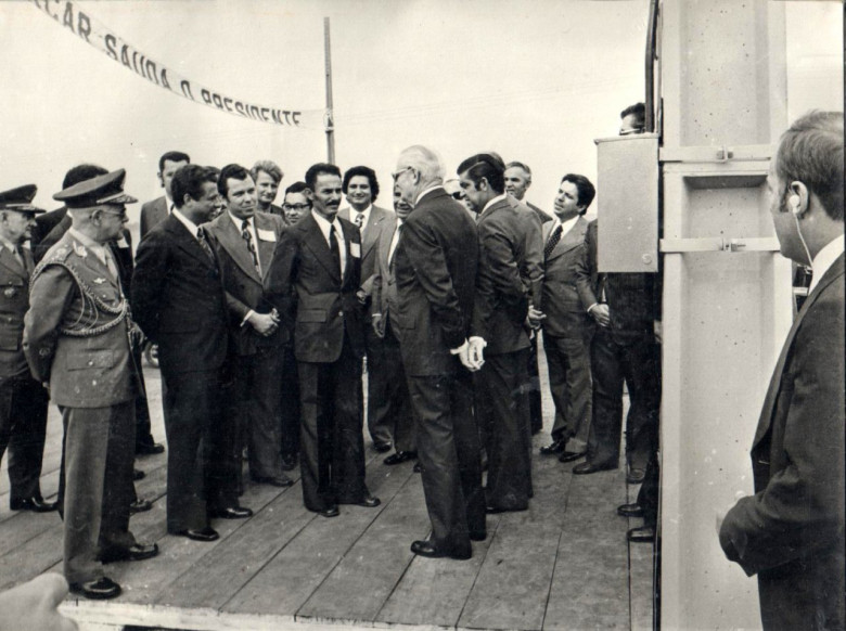 Presidente Ernesto Geisel conversando com o agricultor Arlindo Batista, em cuja propriedade foi acionado o dispositivo de fornecimento de energia elétrica a milésima propriedade no município de Marechal Cândido Rondon.