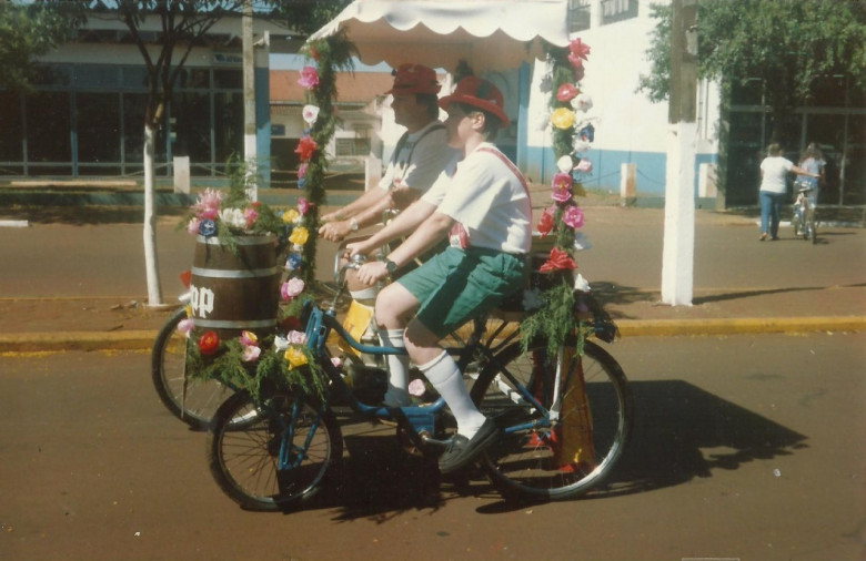 Pai (Ilo) e filho Eduardo desfilando na Rua Sete de Setembro. 
Imagem: Acervo Família Weirich