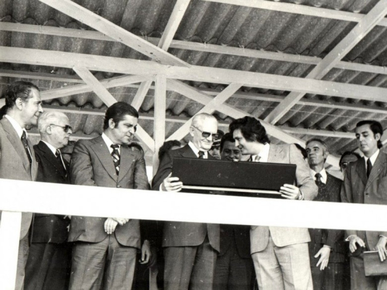 Mais um momento da entrega da lembrança.
