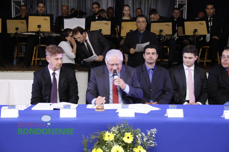 Vereador Pedro procedendo a abertura da Sessão Solene de posse.
Da esquerda a direita: vereador Nilson Hachmann, 1º Secretário, vereador Pedro Rauber, Presidente; 