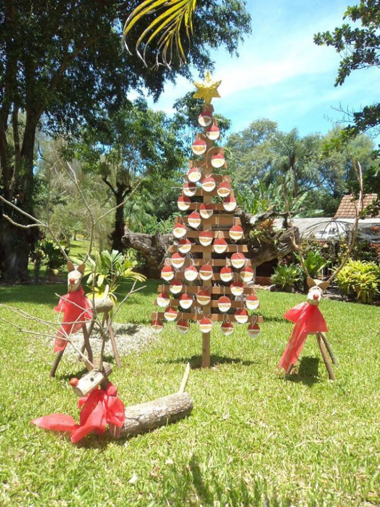 Outro detalhe da decoração natalina no jardim do casal Hildor e Telci (Witeck) Dreyer, na Linha Palmital. 
Imagem: Acervo Telci Dreyer