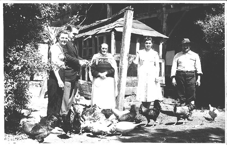 Cristaforia Sara Santa Cruz de Allica (ao centro, de xale), esposa de Julio Tomaz Allica, na companhia do casal Ingrun e Fridriech Rupprecht Seyboth (a esquerda), com a filha adotiva e sobrinha Joana Santa Cruz. O homem à direita foi adotado criança pela casal Alllica. 
Imagem: Acervo Família Seyboth 