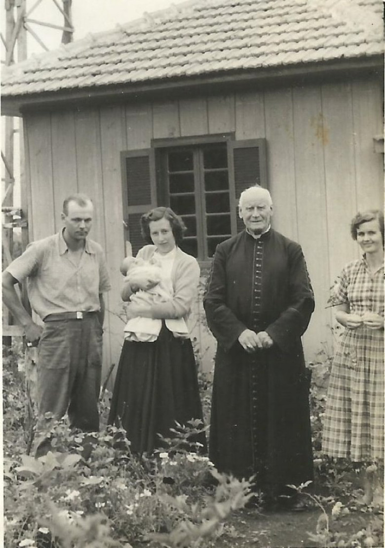 D. Manoel Könner, segundo bispo de Foz do Iguaçu, no final de década de 1950, em visita a Quinta das Seleções. 
Da esquerda a direita, o casal Rockenbach e  Josephina Maria Rockenbach Scheid, irmã de Guido e esposa de Henrique Aloísio Scheid, agrimensor que mediu os primeiros lotes da cidade de Marechal Cândido Rondon. 