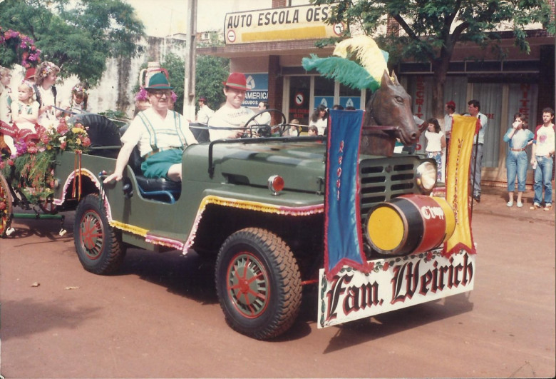 Família Weirich - pioneira em Marechal Cândido Rondon - num desfile de uma das Oktoberfeste. 
No jeep, à esquerda, o patriarca Benno Weirich, ao volante o filho Ilo. Na charrete, a filha Clausia, irmã de Ilo, na companhia de netos do patriarca. 
Imagem: Acervo  idem